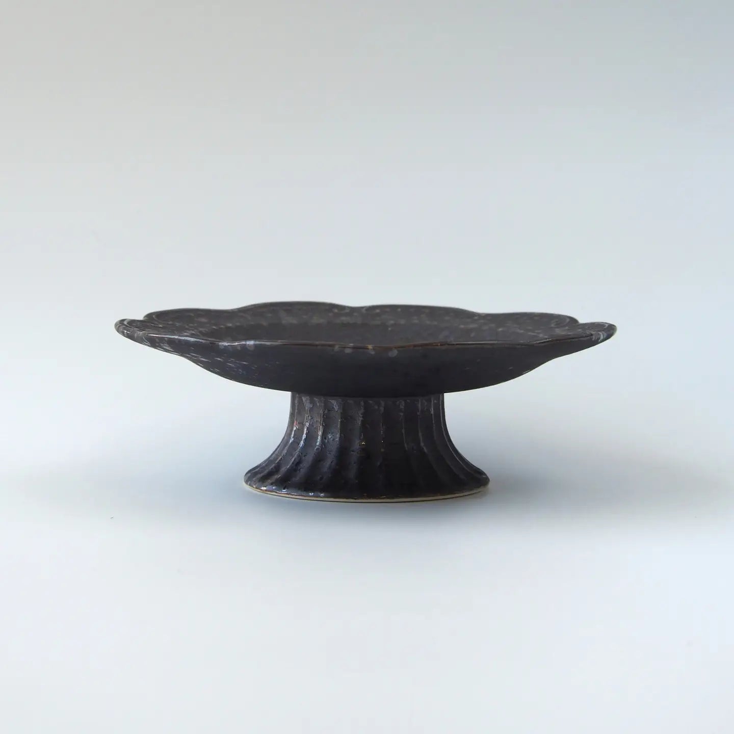 Side profile of the Kouwa 6-inch Flower Footed Plate