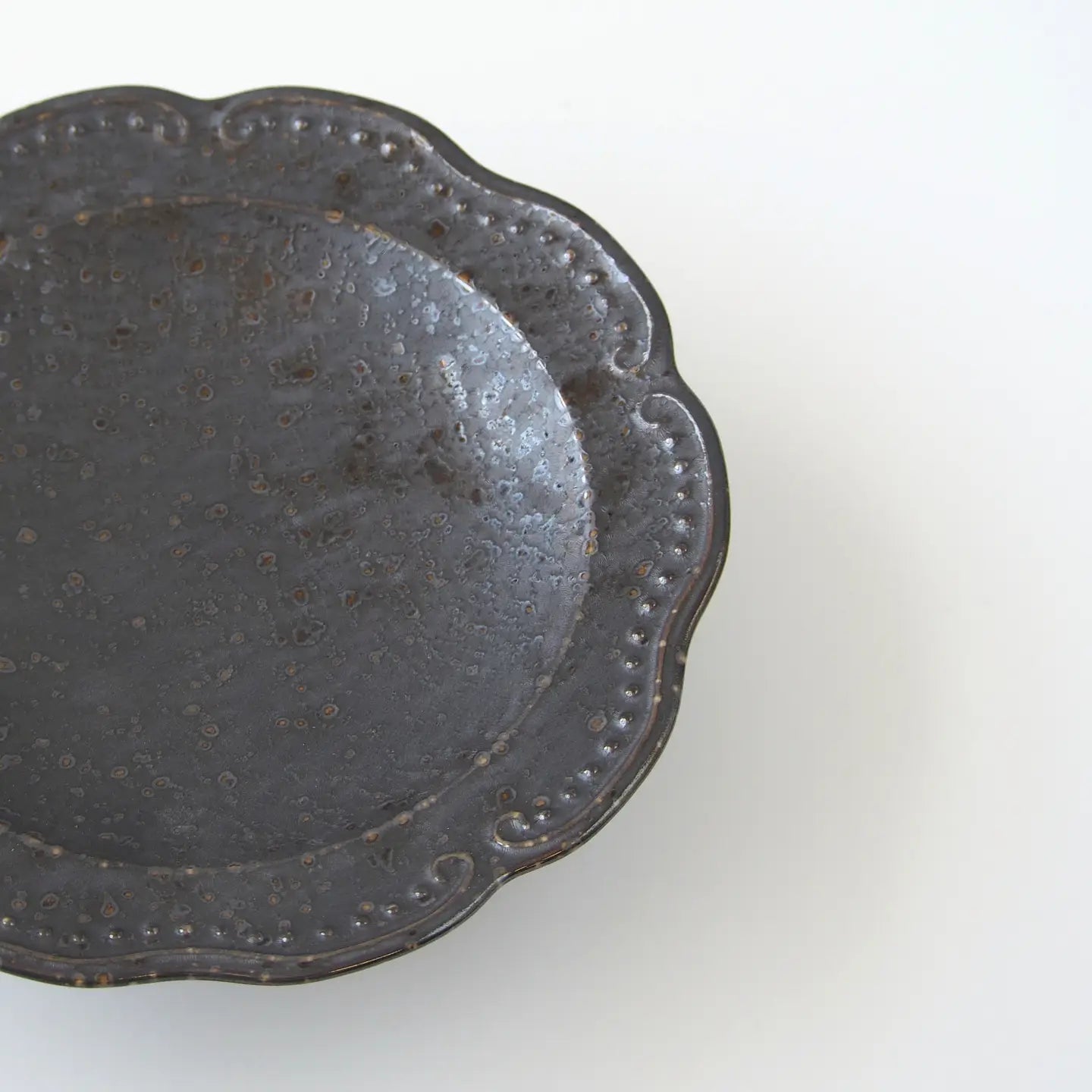 Detail of the floral rim and finish on the Kouwa 6-inch Flower Footed Plate