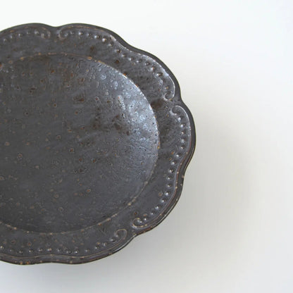 Detail of the floral rim and finish on the Kouwa 6-inch Flower Footed Plate