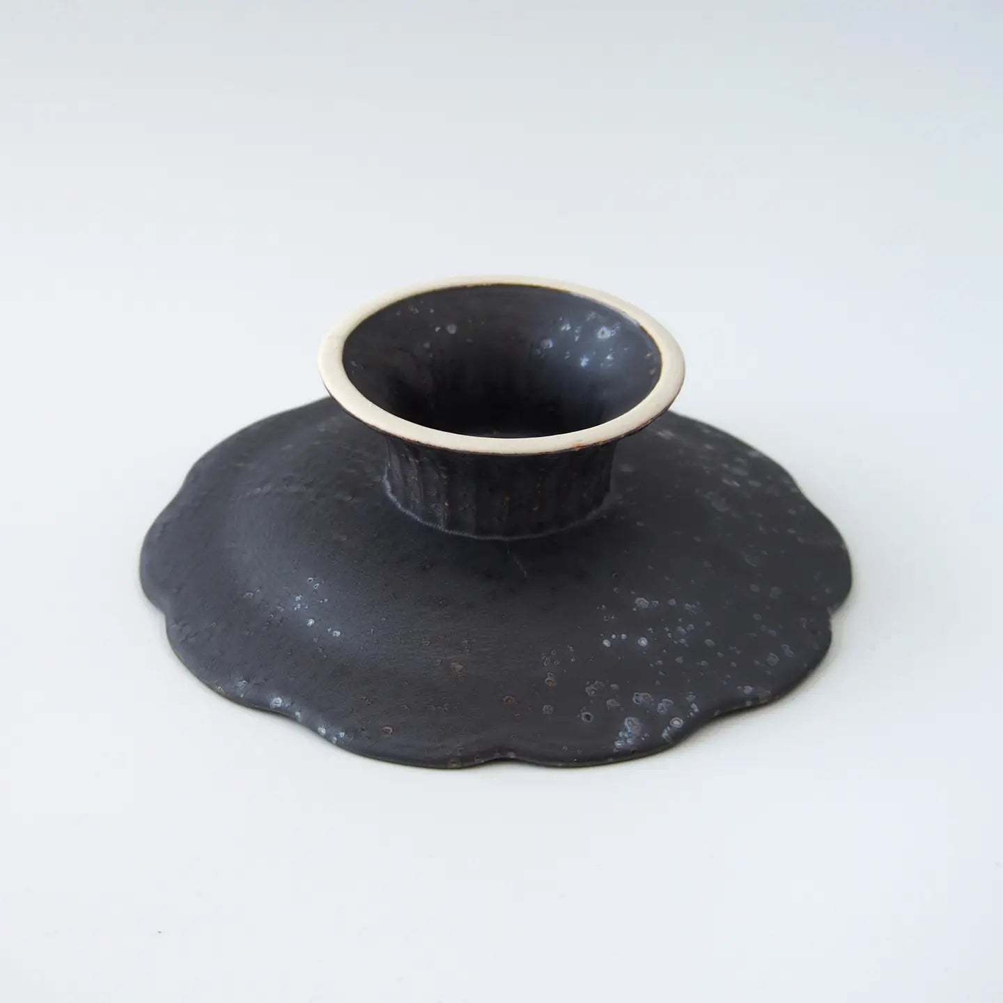 Underside view of the Kouwa 6-inch Flower Footed Plate