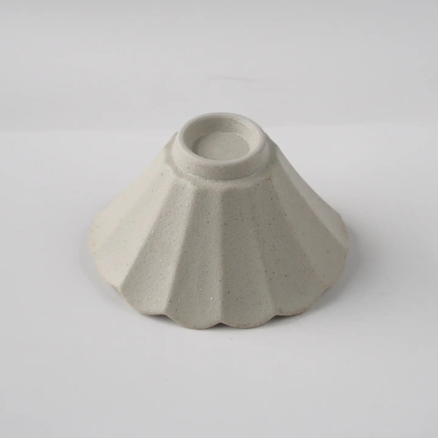 Underside view of the Reiwa 4.3-inch Chrysanthemum Bowl